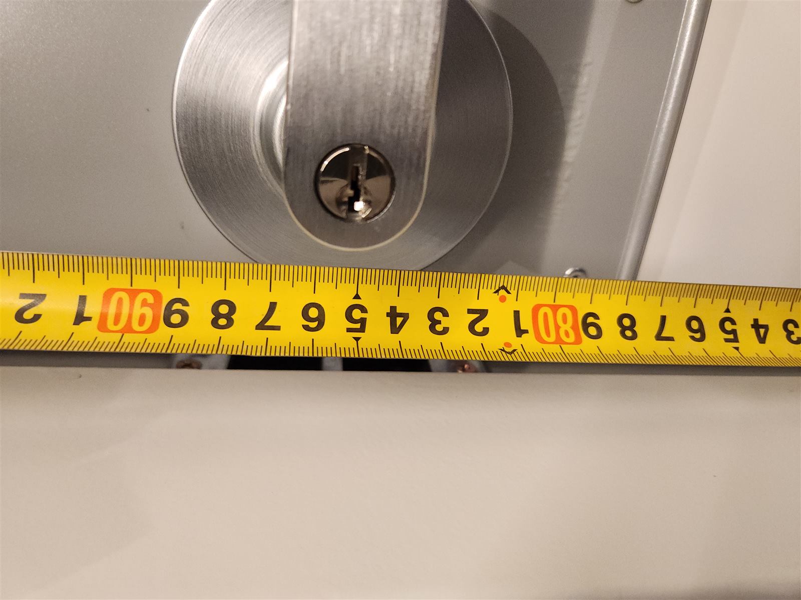 긴 커버판으로 옛 구멍을 덮은 새 레버 손잡이