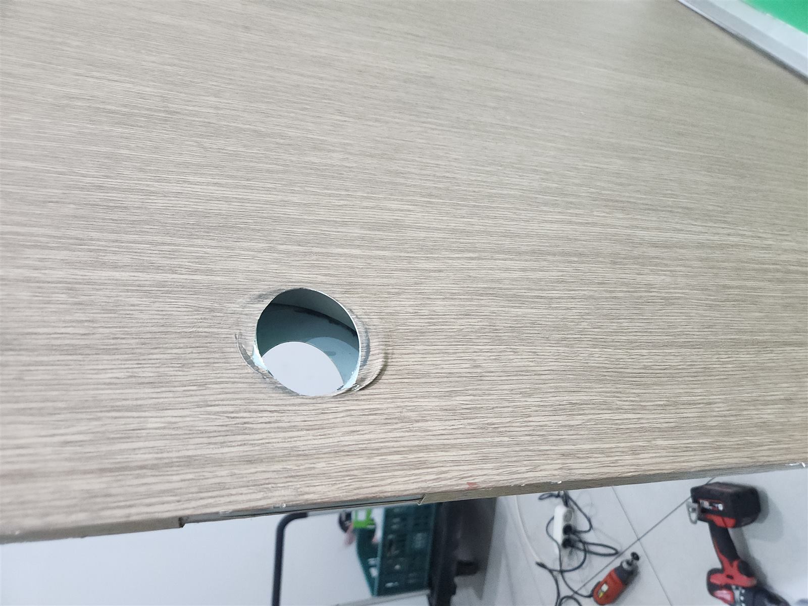 분해한 원형 손잡이와 걸쇠 부품